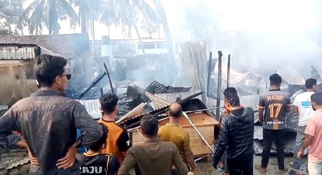 কুয়াকাটায় আগুনে পুড়ল ৮ দোকান, ক্ষতি প্রায় অর্ধকোটি টাকা