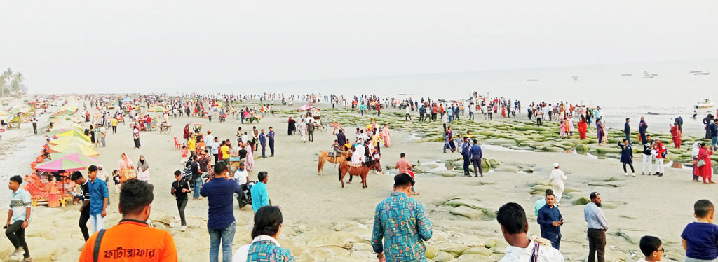 কুয়াকাটা সৈকতে ফটোগ্রাফারদের বিড়ম্বনায় পর্যটকেরা