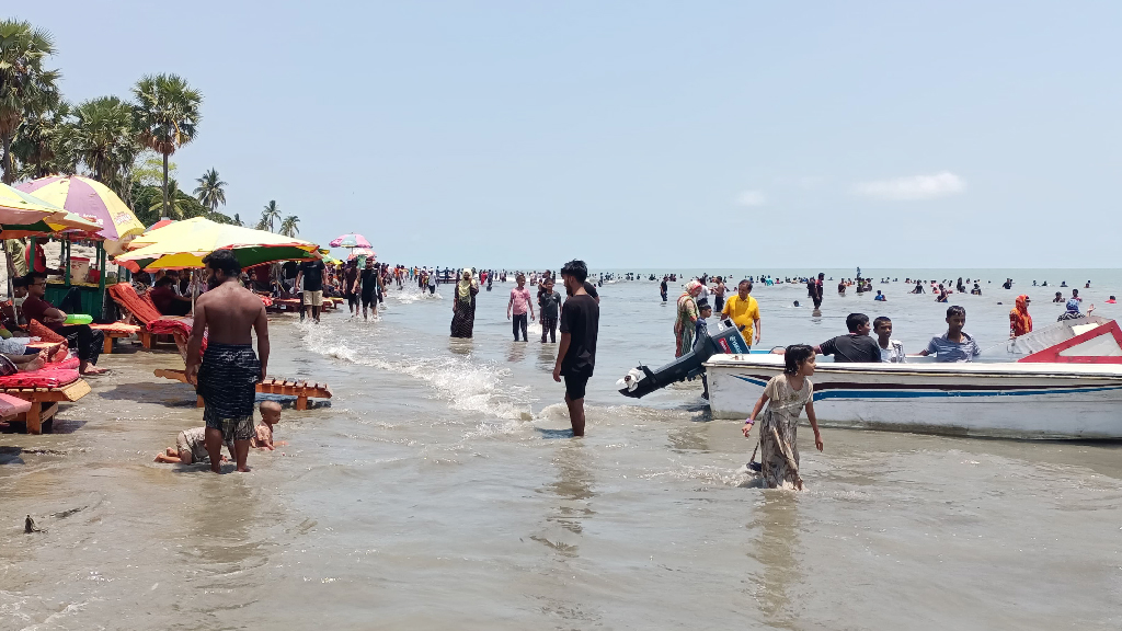 কুয়াকাটা সৈকতে গোসলে নেমে পর্যটকের মৃত্যু