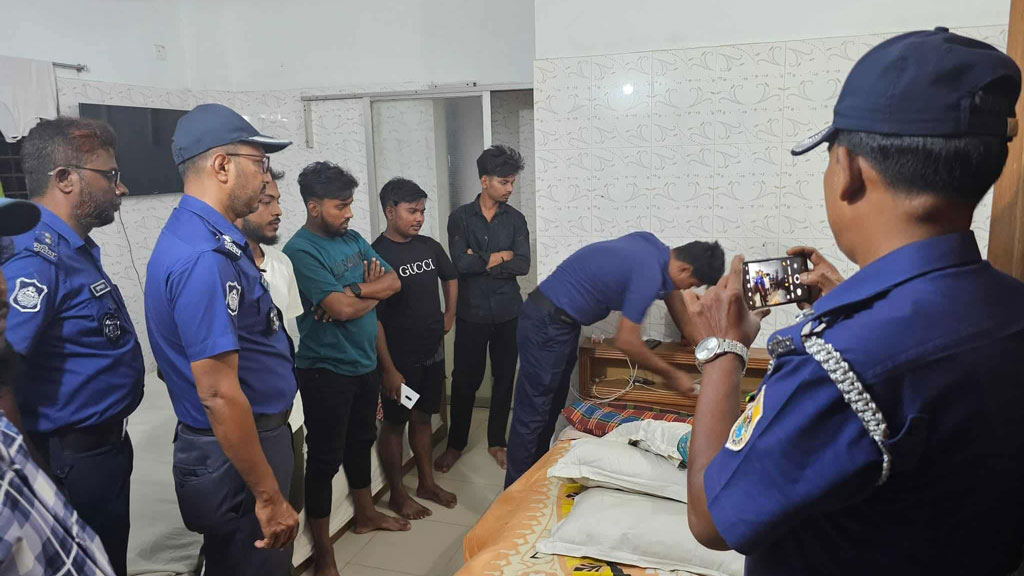 কুয়াকাটায় পুলিশের বিরুদ্ধে পর্যটকদের হয়রানির অভিযোগ