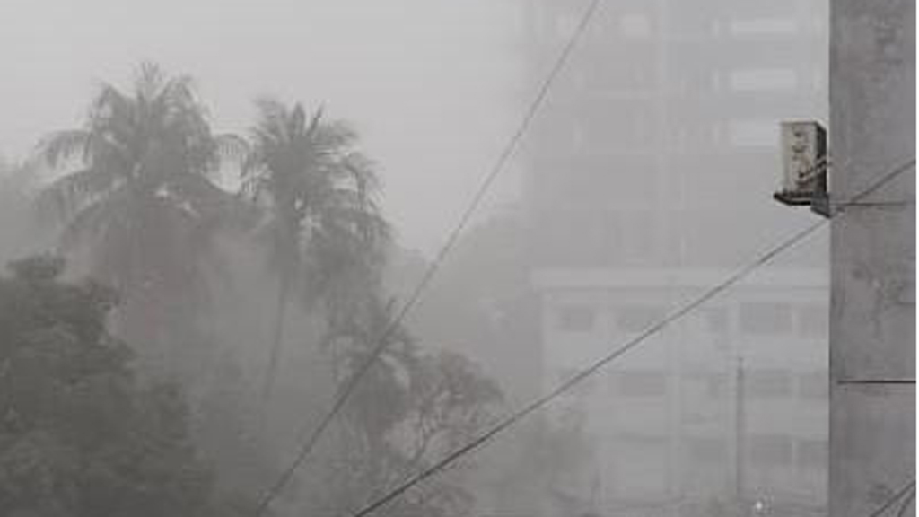 ঘন কুয়াশায় ঢেকে আছে রাজধানী ঢাকা