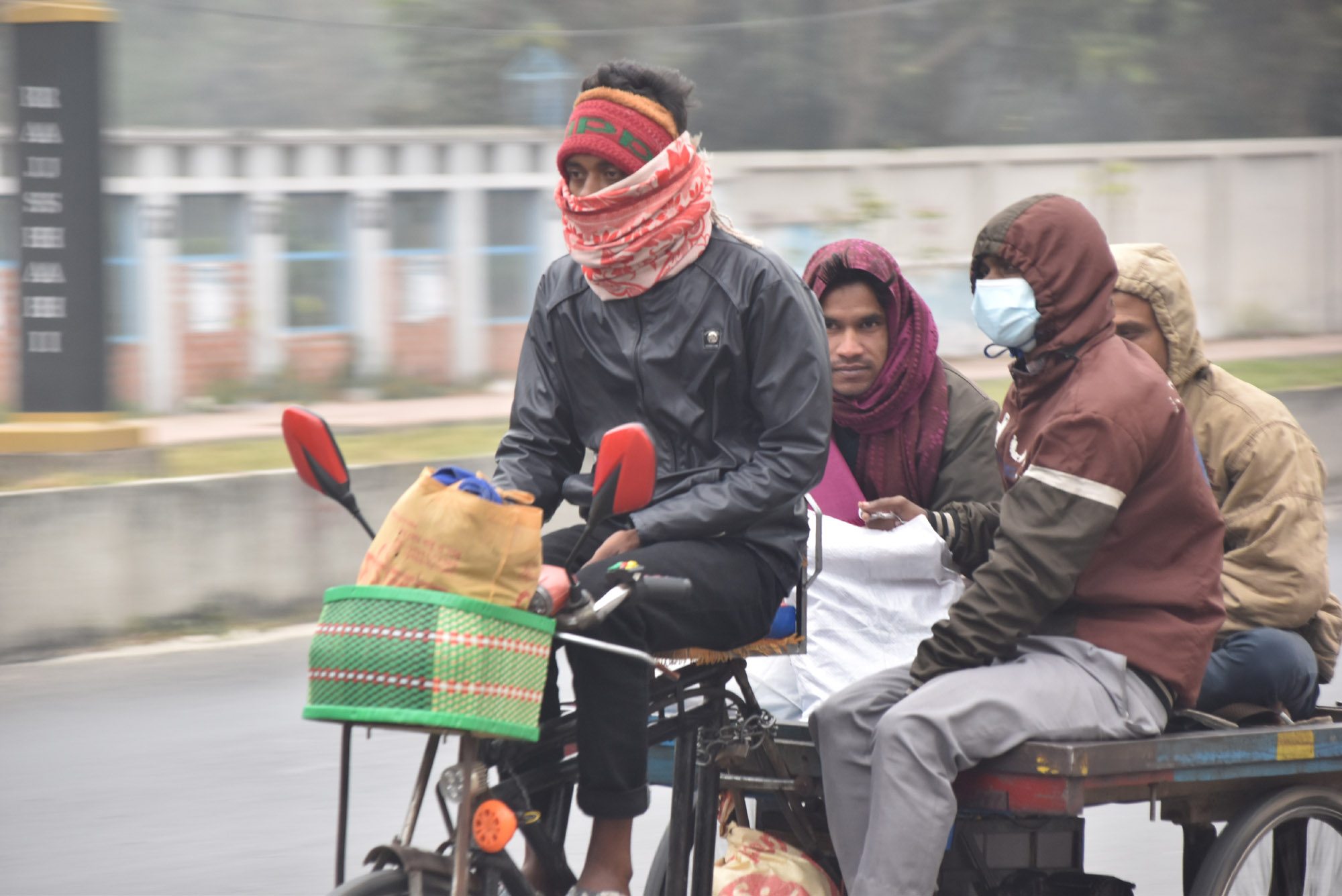 ঘন কুয়াশায় ঢাকা পড়েছে রাজশাহী শহর। শীতের মধ্যে গরম পোশাক পরে কাজে যেতে রাস্তায় বের হয়েছে লোকজন। কিছু যানবাহন সকালে হেডলাইট জ্বালিয়ে চলাচল করে। আজ সকাল সাড়ে ৯টায় বিনোদপুর এলাকা থেকে তোলা। ছবি: মিলন শেখ