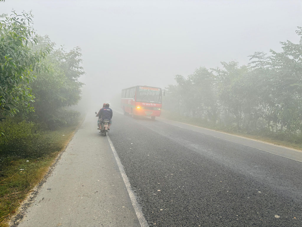 ঠাকুরগাঁওয়ে বইছে হিমেল হাওয়া-ঘনকুয়াশা, বিতরণ হয়নি সরকারি কম্বল