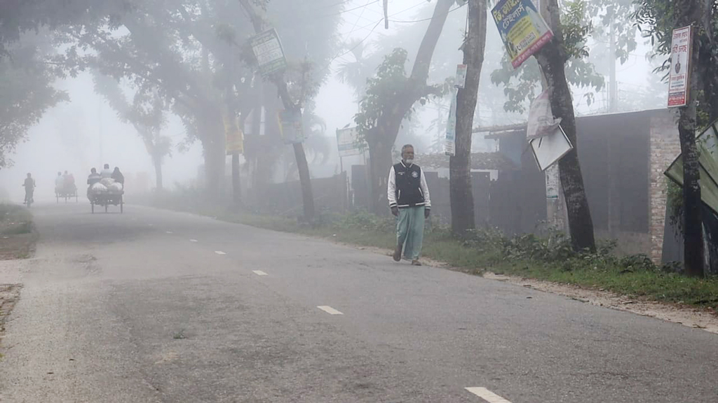 আজকের সর্বনিম্ন তাপমাত্রা সর্ব উত্তরের জেলা পঞ্চগড়ে। এই হাড়কাঁপানো শীতের মধ্যেই জীবন-জীবিকার তাগিদে পথে বের হয়েছেন মানুষ। তেঁতুলিয়া থেকে ছবি তুলেছেন ফাহিম হাসান।