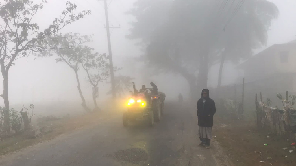 জগন্নাথপুরে বেড়েছে শীত, ঘন কুয়াশায় হেডলাইট জ্বালিয়ে চলে গাড়ি