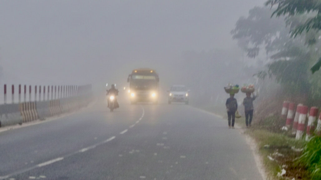 শীতে বিপর্যস্ত জনজীবন, কুয়াশায় ব্যাহত চলাচল