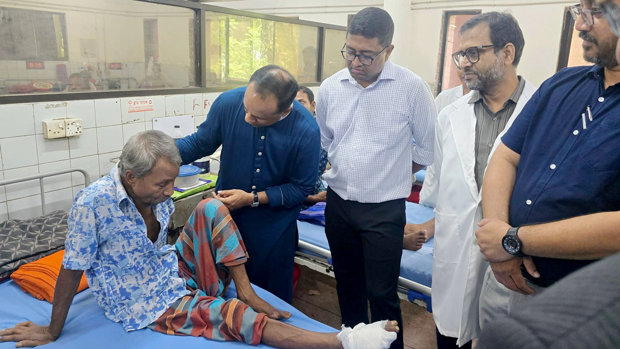 অর্থাভাবে চিকিৎসা বন্ধের পথে এক ক্ষুদ্র নৃগোষ্ঠীর, পাশে দাঁড়ালেন ডেপুটি স্পিকার