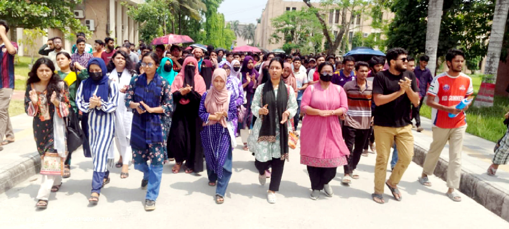 কুয়েট প্রশাসনিক ভবনে সিন্ডিকেট সভা, বাইরে শিক্ষার্থীদের বিক্ষোভ