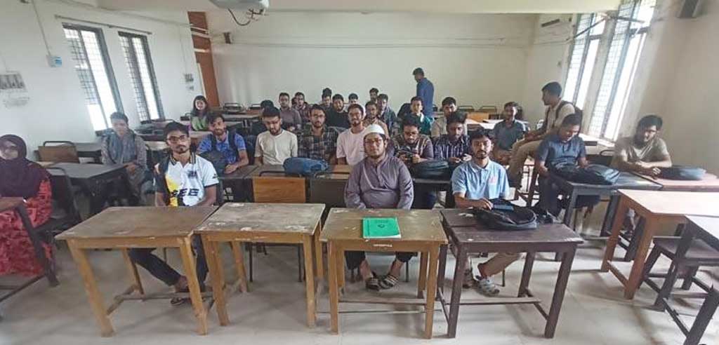 কুয়েটে ৫ মাস পর ক্লাসে বসলেন শিক্ষার্থীরা, আসেননি শিক্ষকেরা