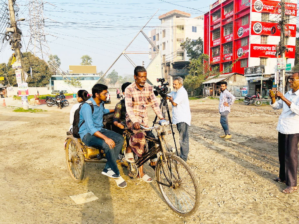 সকাল থেকে হল ছাড়ছেন কুয়েট শিক্ষার্থীরা