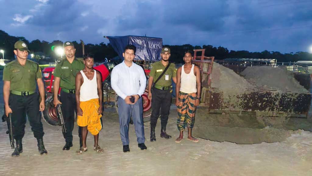 কুয়াকাটা সৈকত থেকে বালু লুট, যুবকের জরিমানা