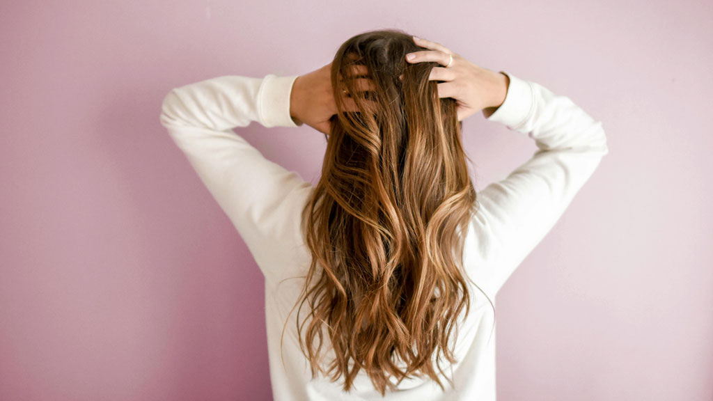 রুক্ষতা থেকে চুলকে বাঁচাবেন যেভাবে