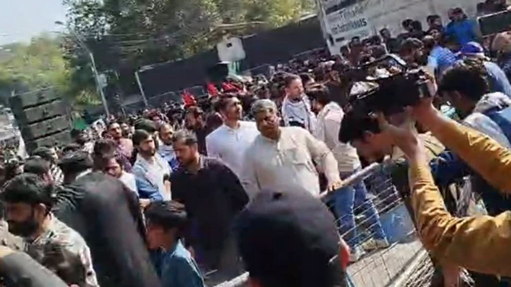 করাচির পর লাহোরেও মার্কিন কনস্যুলেটের সামনে বিক্ষোভ-সংঘর্ষ