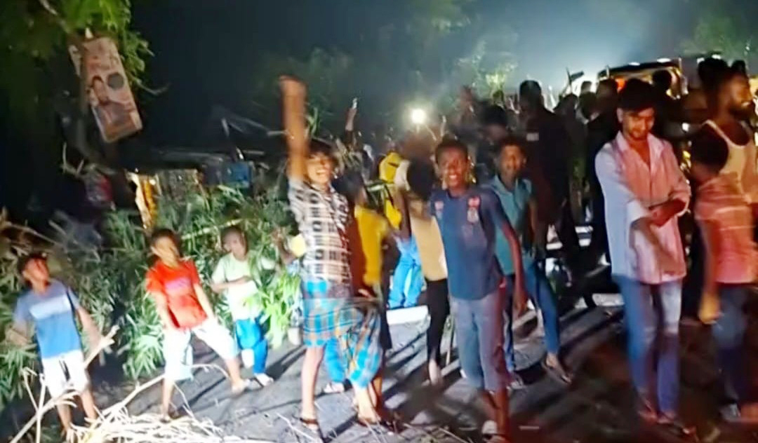 বিদ্যুতের দাবিতে লক্ষ্মীপুরে সড়ক অবরোধ