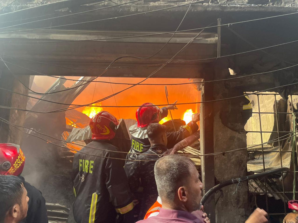 রাজধানীর লালবাগে প্লাস্টিক গুদামে আগুন, নিয়ন্ত্রণে ১০ ইউনিট