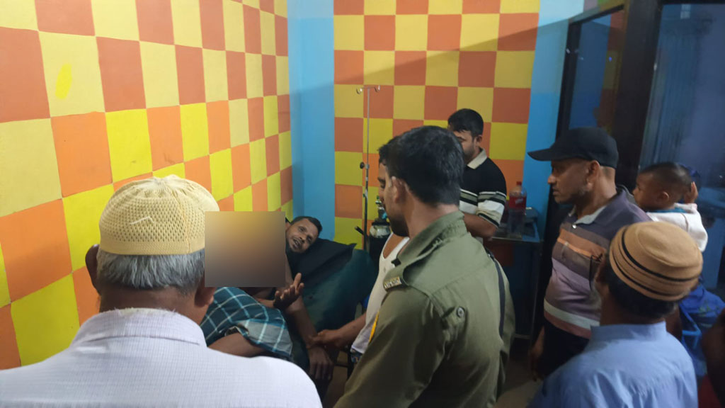 হাতীবান্ধা উপজেলা স্বাস্থ্য কমপ্লেক্সে আহতরা চিকিৎসা নেন। ছবি: আজকের পত্রিকা