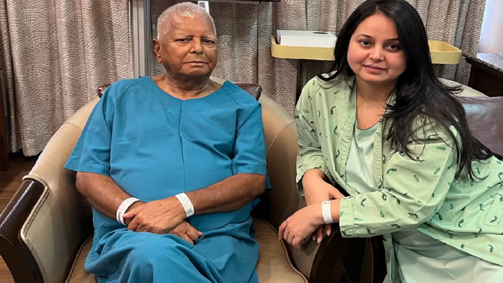 বিহারে নির্বাচনে ভরাডুবির পর লালু যাদবের ঘরে আগুন, বাপ–ভাইকে ত্যাজ্য করলেন রোহিনী