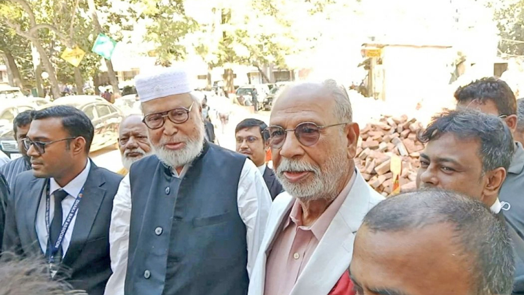 ভাই কাদের সিদ্দিকীকে নিয়ে আদালতে হাজিরা দিলেন লতিফ সিদ্দিকী