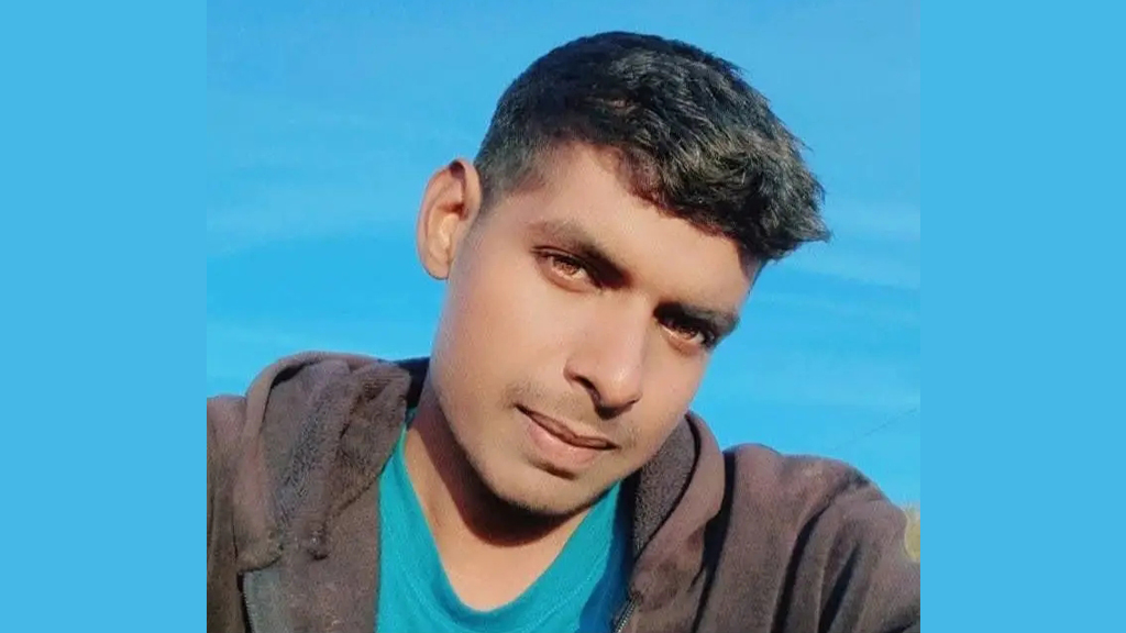 ভিটে মাটি বিক্রি করে ছেলেকে লেবাননে পাঠিয়েছিলেন ভ্যানচালক সুরঞ্জন দাস