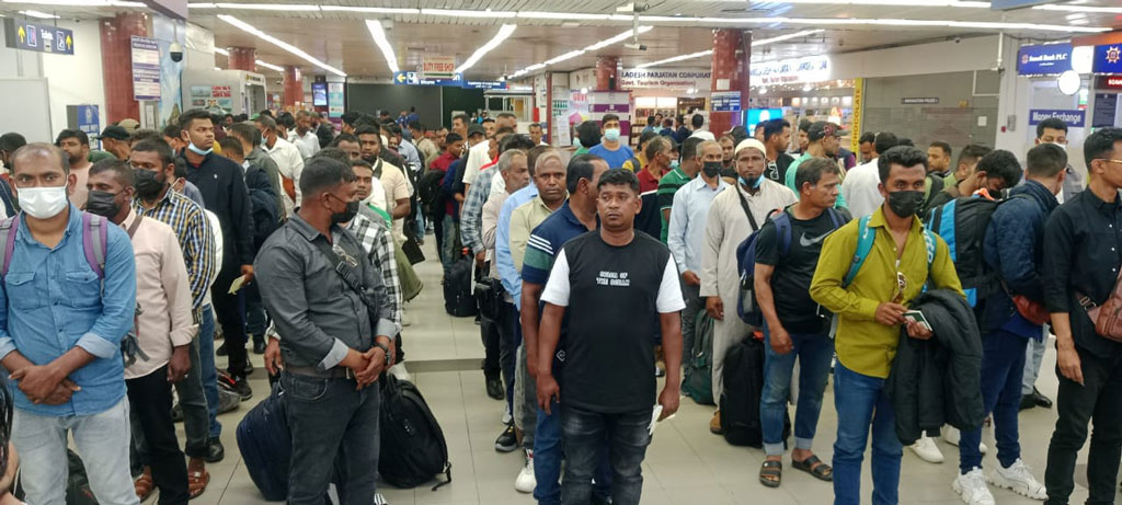 লিবিয়া থেকে দেশে ফিরেছেন ১২৩ বাংলাদেশি