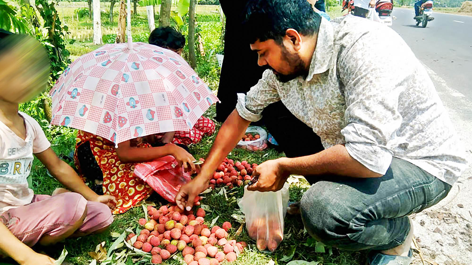 ঝরা লিচুতে টিফিনের খরচ