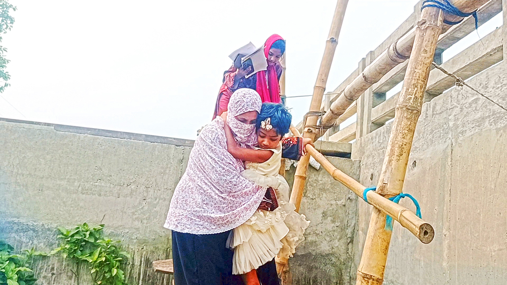 বস্তার তালি ও মই: জান হাতে নিয়ে সেতু পার