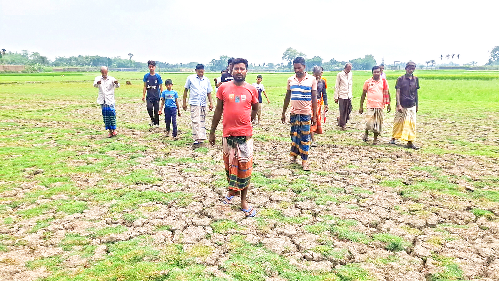 বিএমডিএর গভীর নলকূপ: পানি দেননি অপারেটর ৪০ বিঘা জমি চৌচির