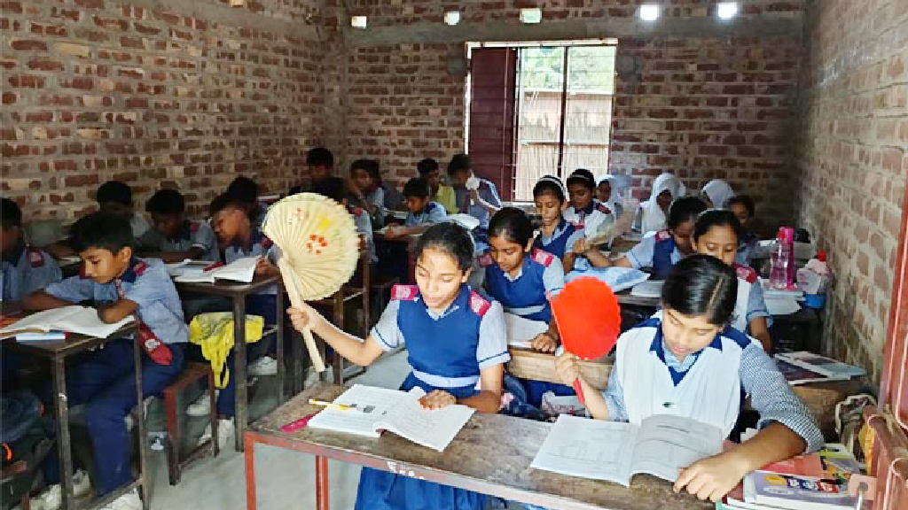 লোডশেডিংয়ে বিপর্যস্ত জনজীবন: বিপাকে পরীক্ষার্থীরা