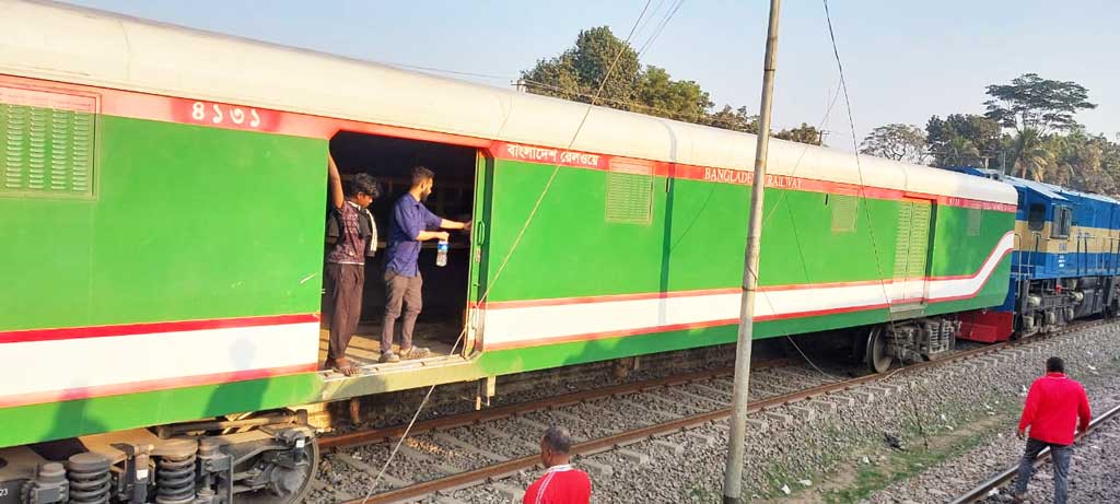 রেলের লাগেজ ভ্যান এখন গলার কাঁটা