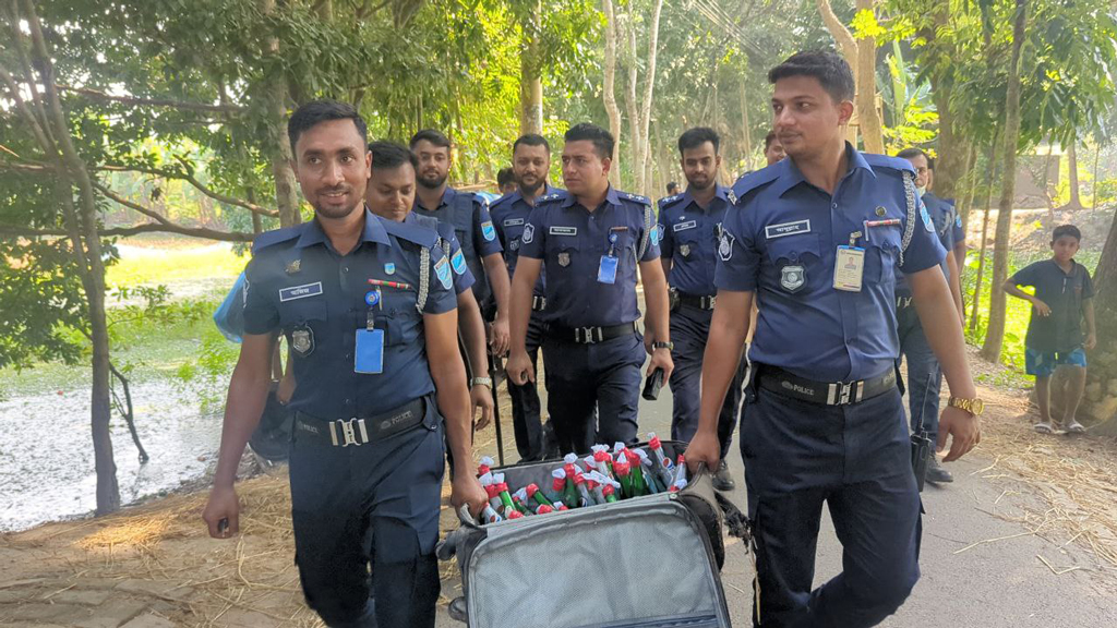 মহাসড়কের পাশে মিলল লাগেজভর্তি পেট্রলবোমা