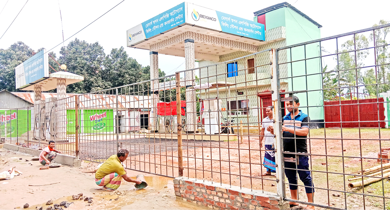 নিরাপত্তা ঝুঁকি: লোহার খাঁচায় বন্দী দুই ফিলিং স্টেশন