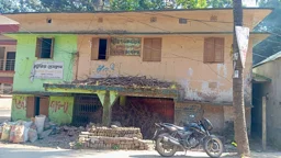 ৩০ বছর তালাবদ্ধ লাইব্রেরি, বইয়ের আলমারিতে কবুতরের বাসা