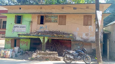 ৩০ বছর তালাবদ্ধ লাইব্রেরি, বইয়ের আলমারিতে কবুতরের বাসা