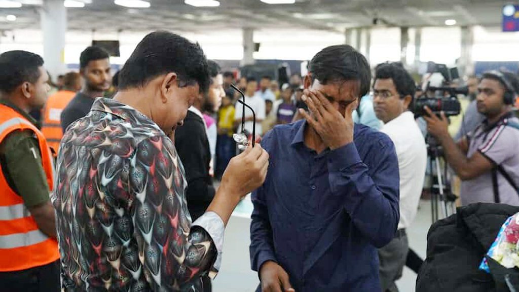 দালালদের খপ্পরে পড়ে লিবিয়ায়, ৯ মাস নির্যাতন সয়ে অবশেষে দেশের মাটিতে ৩ তরুণ