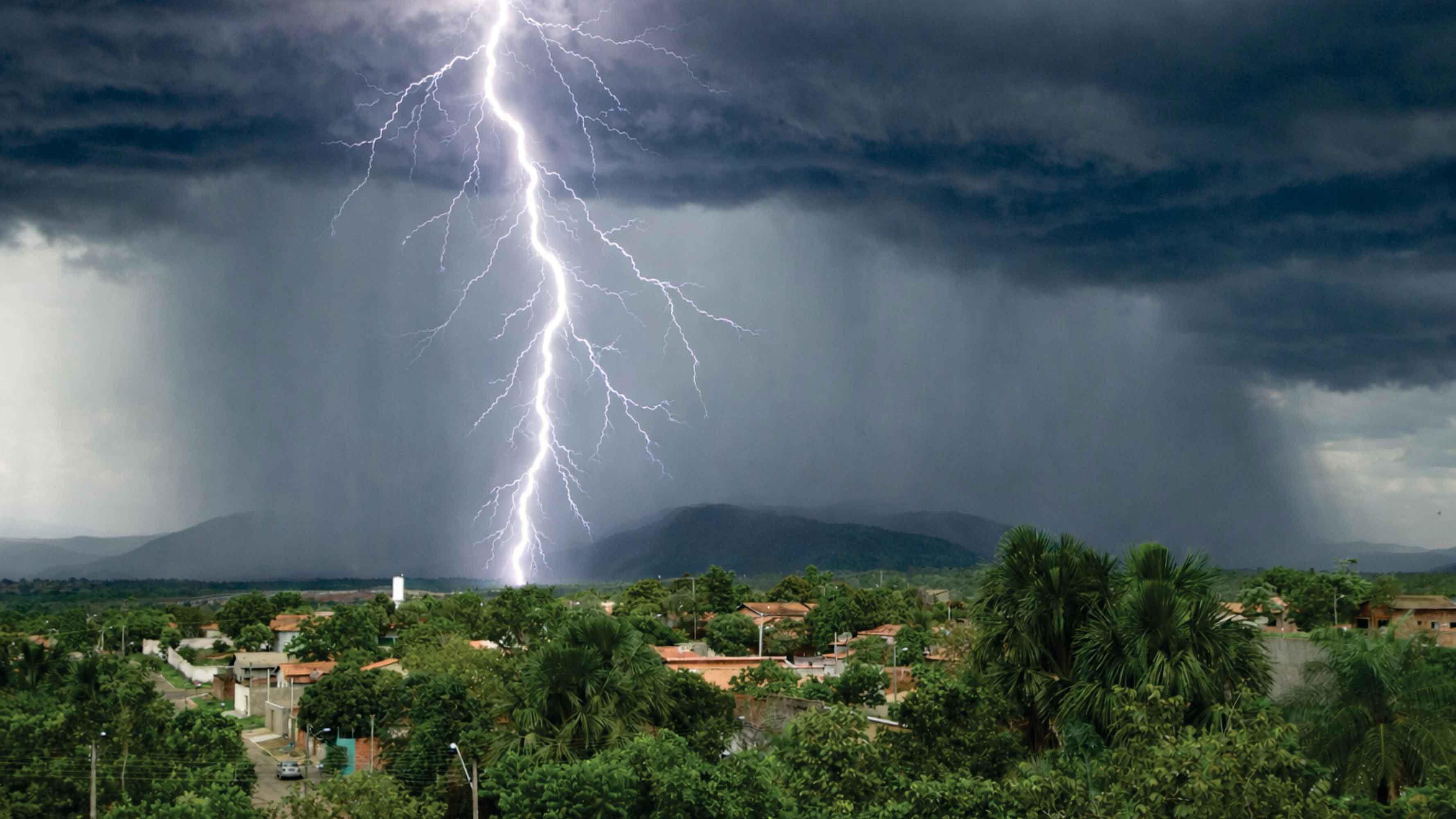 বজ্রপাত হলে দুর্ঘটনা এড়াতে যা করবেন