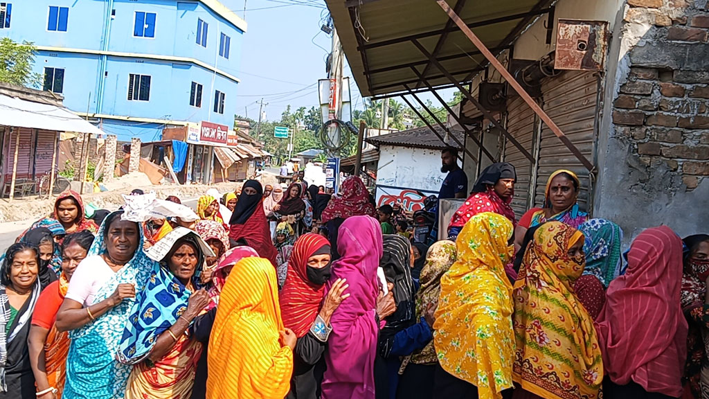 ভোর থেকে লাইনে, তবু খালি হাতে ফেরেন অনেকে