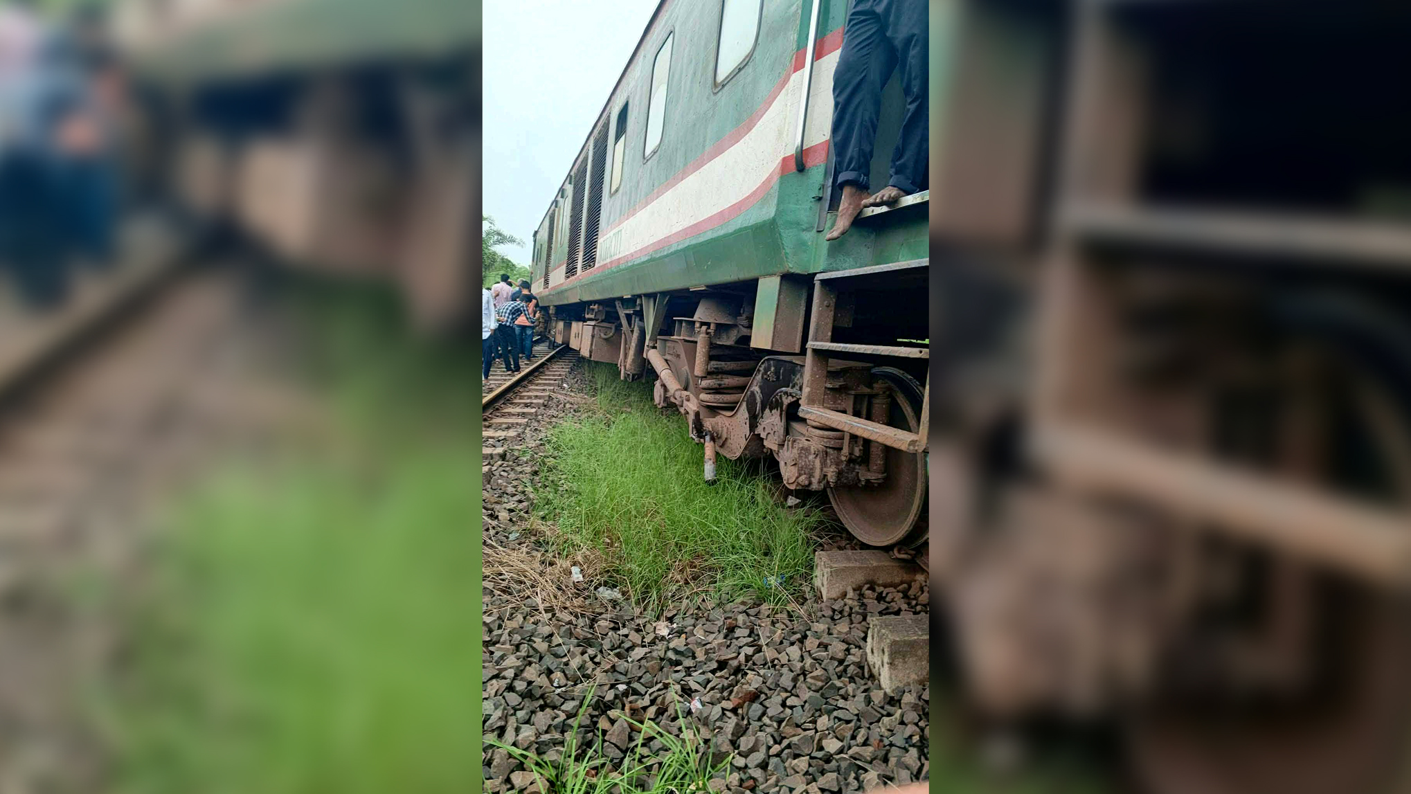 লালপুরে একতা এক্সপ্রেসের দুটি বগি লাইনচ্যুত, ঢাকা-উত্তরবঙ্গ রেল যোগাযোগ বিচ্ছিন্ন