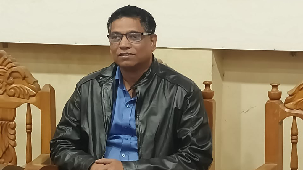 সীতাকুণ্ডে সাংবাদিককে ঘিরে ধরে মারধর, টাকা-মোবাইল ছিনতাই
