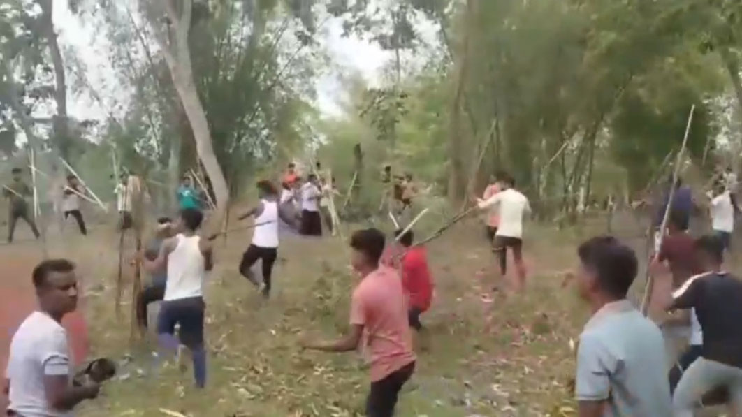 হবিগঞ্জের লাখাইয়ে সালিস বৈঠক চলাকালে তর্কাতর্কি থেকে দুই পক্ষের সংঘর্ষ। ছবি: আজকের পত্রিকা