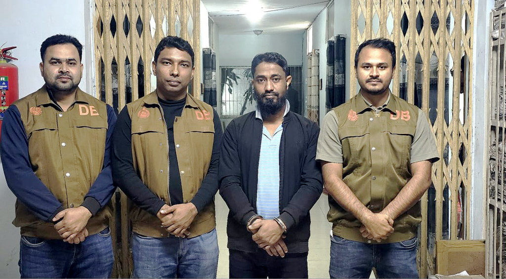 ‘১০ হাজার টাকার বিনিময়ে নির্বাচন অফিসে আগুন’