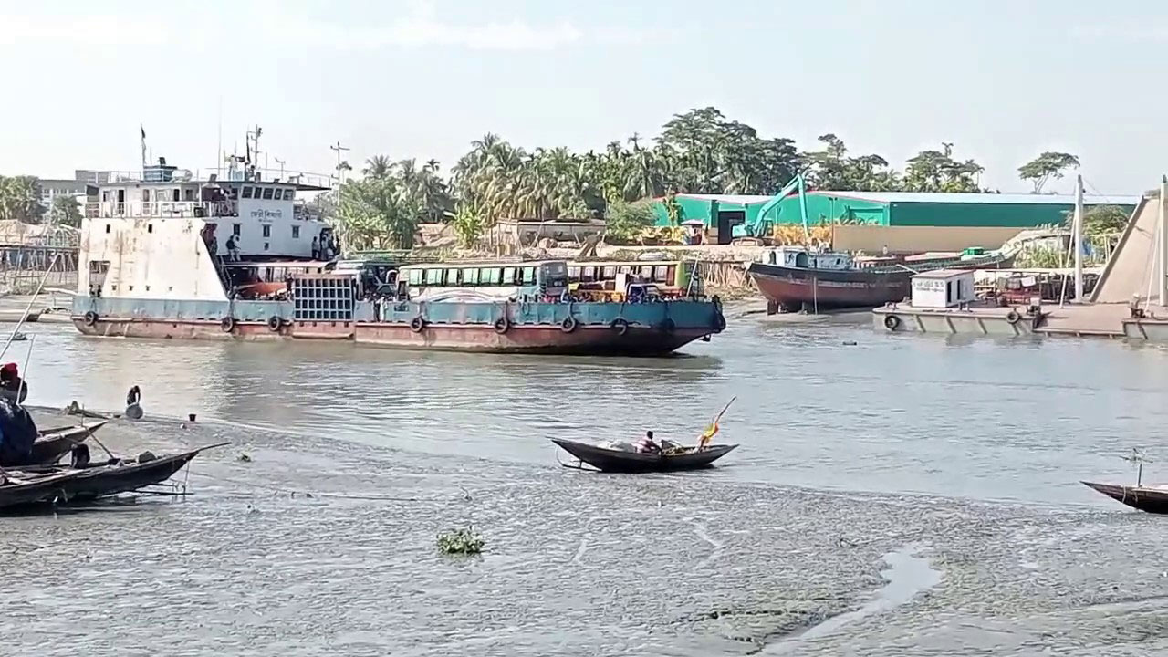 ঘনকুয়াশায় লক্ষ্মীপুর-ভোলা নৌরুটে বন্ধের ৭ ঘণ্টা পর ফেরি চলাচল শুরু