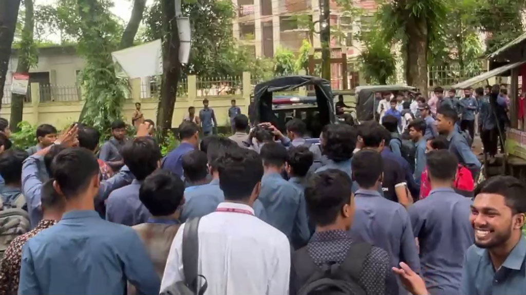 লক্ষ্মীপুরে শিক্ষার্থীদের ওপর ছাত্রলীগের হামলা, দুজন আটক