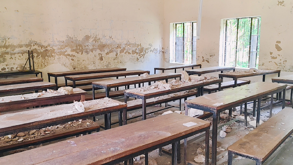 বিদ্যালয়ের ছাদের কিছু অংশ ধসে ৩ শিক্ষার্থী আহত