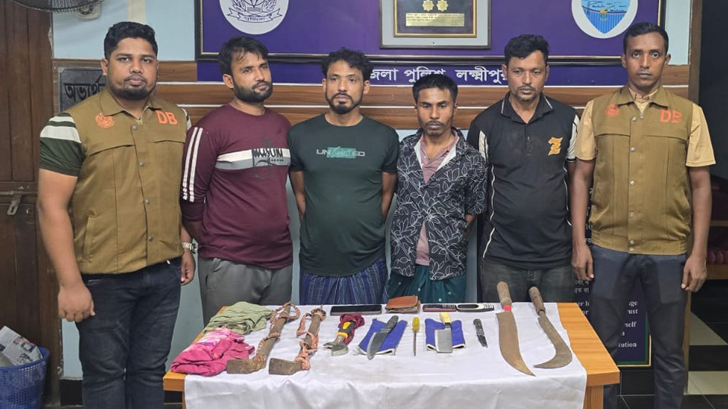 লক্ষ্মীপুরে দেশীয় অস্ত্রসহ গ্রেপ্তার ৪
