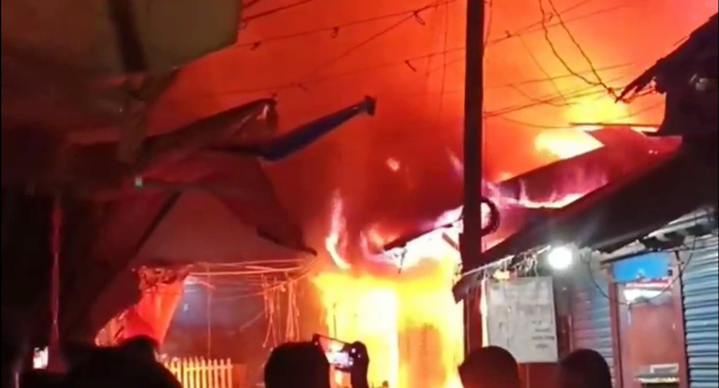 লক্ষ্মীপুরে আলাদা স্থানে অগ্নিকাণ্ডে পুড়ল ১০টি দোকান