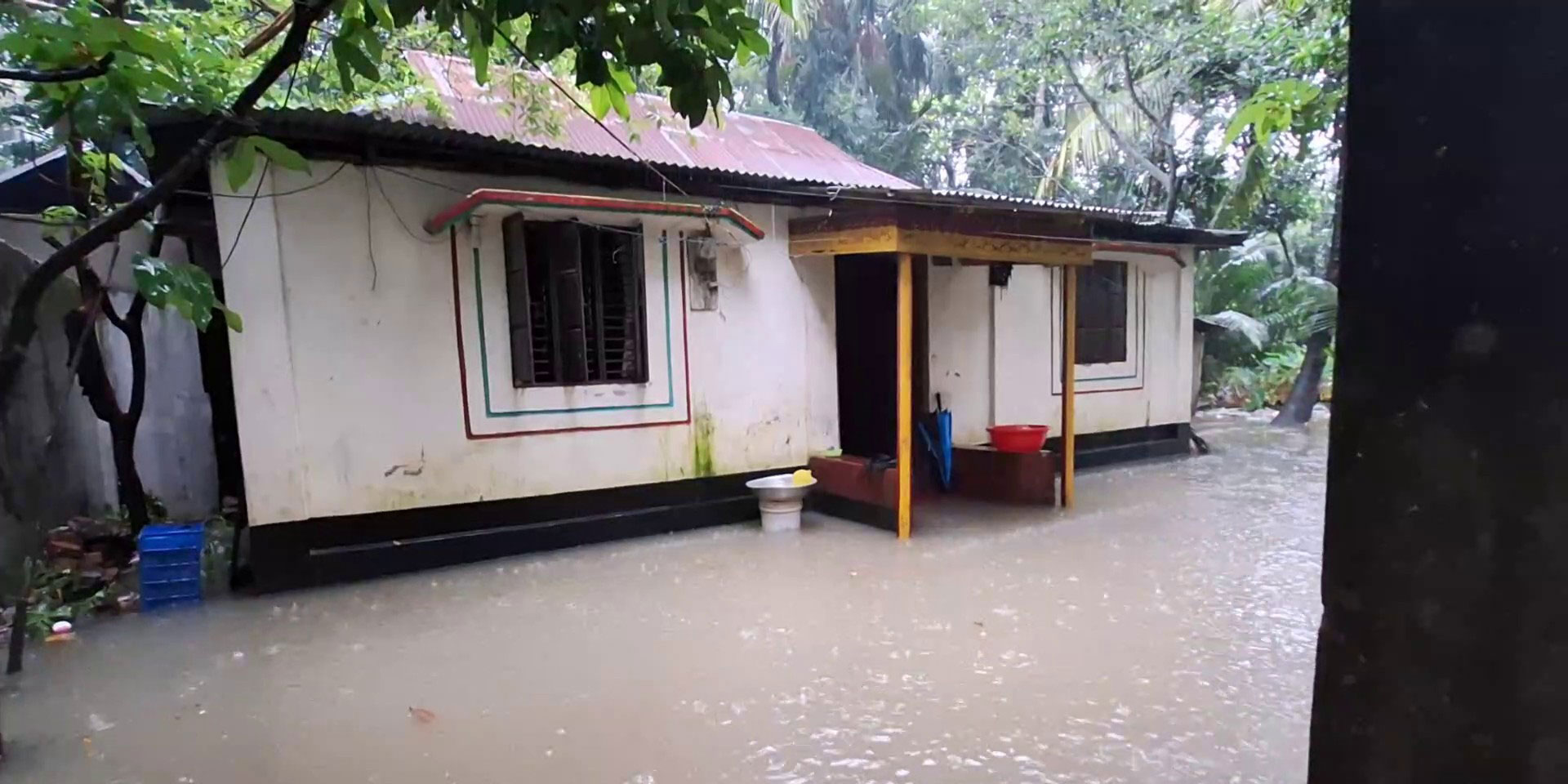 সাগরের লঘুচাপ: লক্ষ্মীপুরে রাতভর ভারী বৃষ্টির কারণে জলাবদ্ধতা