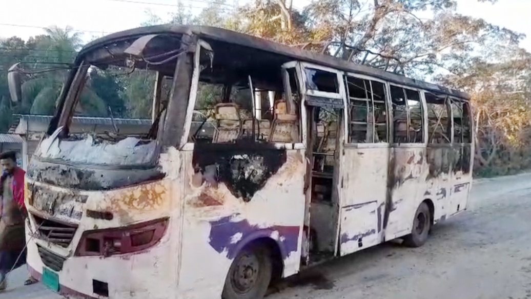 লক্ষ্মীপুরে গ্যারেজে থাকা যাত্রীবাহী বাসে আগুন, তিনজন আটক