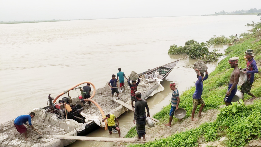 যমুনার ভাঙনে ঢাকা-টাঙ্গাইল-তারাকান্দি মহাসড়কে যান চলাচল বন্ধ