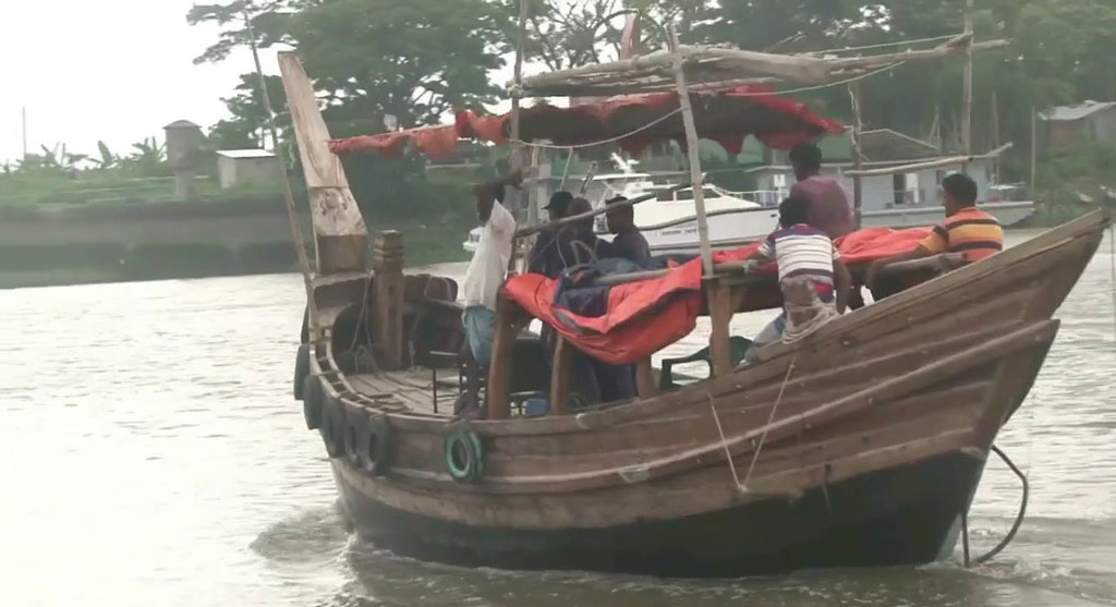 লক্ষ্মীপুরে নিষেধাজ্ঞা অমান্য করে নদীতে মাছ ধরায় ১৬ জেলের জরিমানা