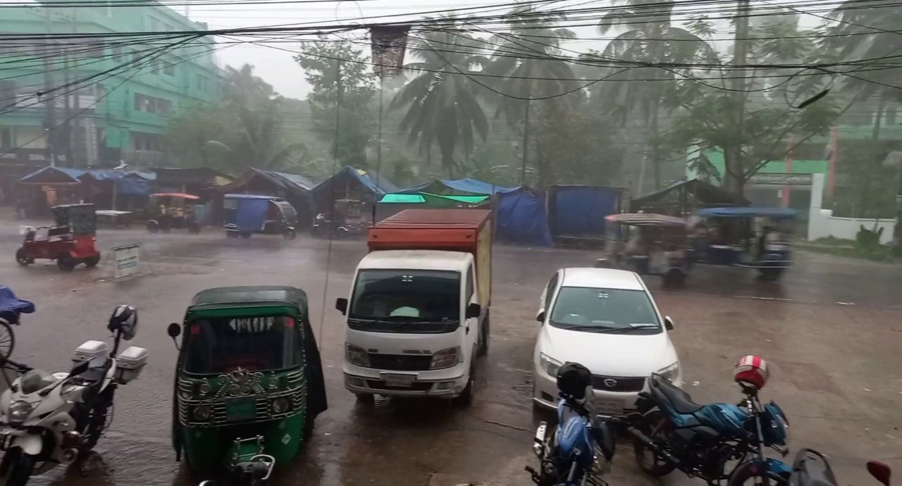 লক্ষ্মীপুরে রাতভর বৃষ্টি, জনজীবনে স্বস্তি